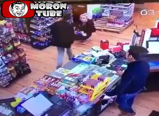 Video :When a lady attacks a boxing champion, she makes a mistake!
